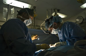 כירורגים בזמן ניתוח